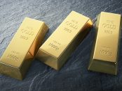 3 Goldbarren auf Schiefer