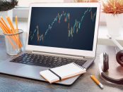 Komputer i notatnik jako narzędzia do nauki inwestowania na forex