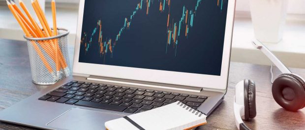 Komputer i notatnik jako narzędzia do nauki inwestowania na forex